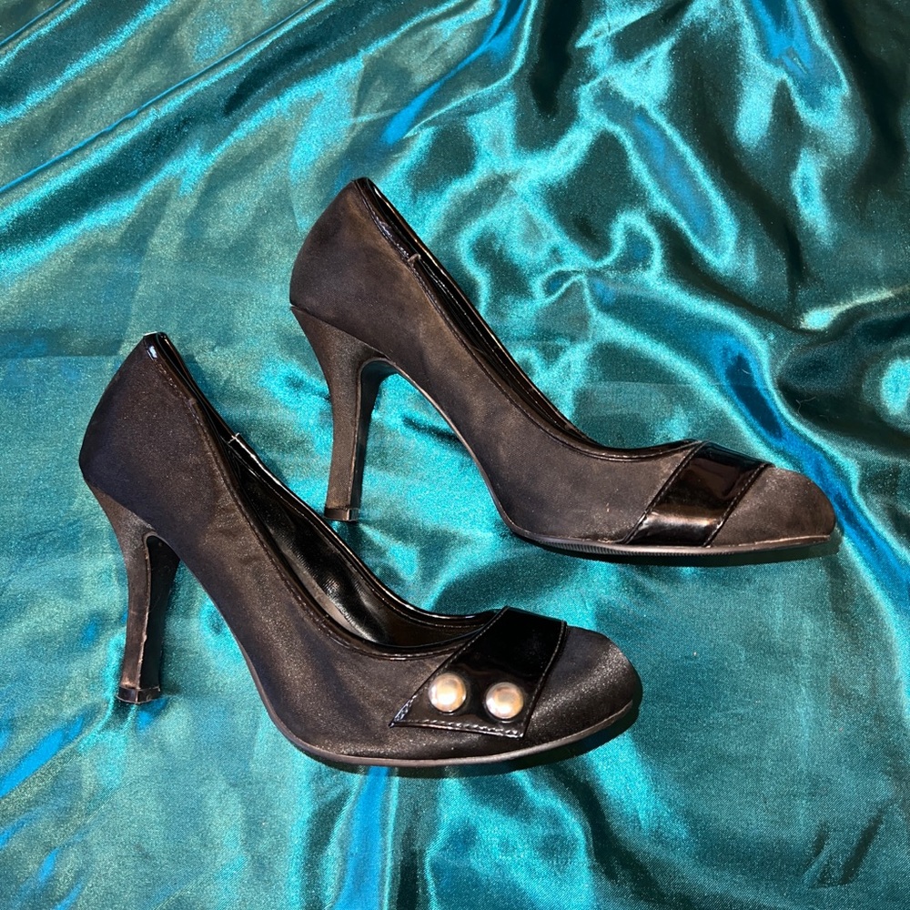 Pulse Black Pumps